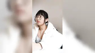 女大生上网课时，骚货忍不住当着全班师生，站起来开镜头自慰给大家看