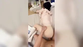 “哇你的逼逼好粉喔” 专约嫩妹约操粉衣白色小短裙美女，不仅声音动人，身材更是令人陶醉