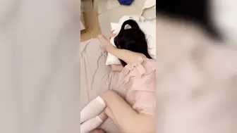 “哇你的逼逼好粉喔” 专约嫩妹约操粉衣白色小短裙美女，不仅声音动人，身材更是令人陶醉
