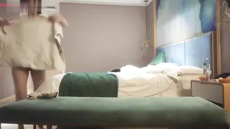 40岁成熟美女火辣登场，自愿互动床上挑逗升级，妩媚动作热烈，激情氛围与视觉享受层层递进