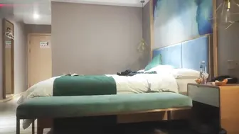 40岁成熟美女火辣登场，自愿互动床上挑逗升级，妩媚动作热烈，激情氛围与视觉享受层层递进