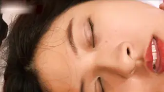 极品大胸美女被下药迷奸随意玩弄睡前对话加半睁眼