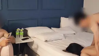 终极绿帽，老婆屁股上插着吊跟绿帽狂老公凝视