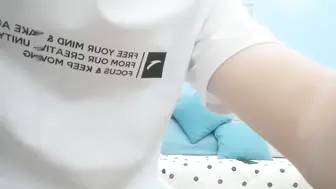 绑着马尾的美乳小姐姐扶着肉棒女上体位很快便令小哥射了