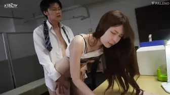FNS-166 [中文字幕]与不苟言笑的美人同事借酒劲前往酒店，虽遭冷眼但性器契合度过高，演变为每次加班都秘密幽会的关系，明里つむぎ
