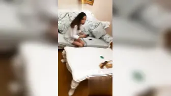 穿着性感的白富美被上门维修师傅诱惑啪啪 “美女多久没做了 想不想啊 哥哥的鸡巴好大好舒服”对白精彩！