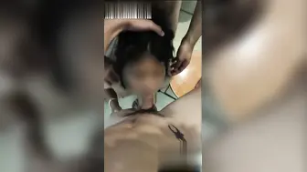 绿帽淫妻博 主zxvipxx 贡献老婆给铁杆粉丝 小小身躯却十分耐操 面对前后夹击毫不畏惧