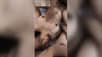 绿帽淫妻博 主zxvipxx 贡献老婆给铁杆粉丝 小小身躯却十分耐操 面对前后夹击毫不畏惧