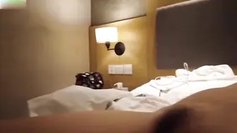 网曝门事件独家泄密自拍精神小伙约操阿姨，看着小视频用跳蛋让阿姨高潮连连完整版