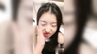 群p混交名场面 极品清纯嫩妹穿着黑丝秒变成熟少妇 大战两男化身榨精机器疯狂榨精