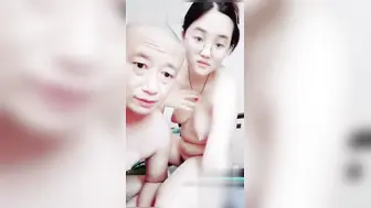 老牛吃嫩草 吃了还想搞 网黄主播爸爸的大宝子 现场直播光头大哥与闺女的不伦之恋！