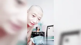 老牛吃嫩草 吃了还想搞 网黄主播爸爸的大宝子 现场直播光头大哥与闺女的不伦之恋！