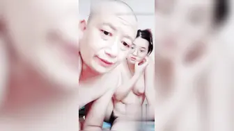 老牛吃嫩草 吃了还想搞 网黄主播爸爸的大宝子 现场直播光头大哥与闺女的不伦之恋！