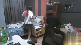 肥猪男玩弄白丝极品JK嫩妹 JK裙下的蜜穴被肉棒疯狂蹂躏 真是便宜这肥猪了！