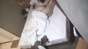 酒店近景宾馆大床房偷拍 眼镜男侧入单位少妇情人 爽完一块吃西瓜是真吃瓜呀