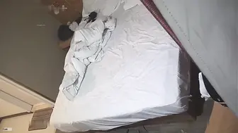 酒店近景宾馆大床房偷拍 眼镜男侧入单位少妇情人 爽完一块吃西瓜是真吃瓜呀