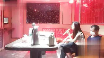 重庆真实商务KTV偷拍 帝王选妃场面 一排美女任意君挑选 不是包厢里不能搞 而是你的小费不够高！