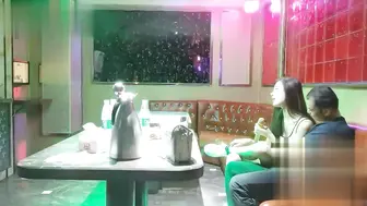 重庆真实商务KTV偷拍 帝王选妃场面 一排美女任意君挑选 不是包厢里不能搞 而是你的小费不够高！