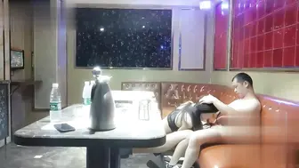 重庆真实商务KTV偷拍 帝王选妃场面 一排美女任意君挑选 不是包厢里不能搞 而是你的小费不够高！