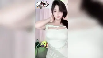 高挑御姐身穿制服大跳骚舞 假屌自慰享受高潮 抖音纯欲系网红茄汁荔汁定制福利流出