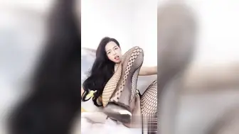 网友求瓜！台湾女同小荷花，双女舌吻叠罗汉，互插互舔磨豆腐，我能不能加入战场
