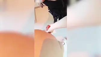 母子乱伦趁着老爸外出应酬拿出准备好的性感情趣内衣穿上无套内射播种亲妈