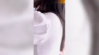 真实乱伦原创 下雨天爸妈不在家和妹妹独处，趁她打王者开语音的时候，插入让她对着手机放肆淫叫！